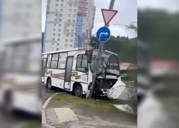 «Конечная, выходим»: в Красноярске автобус занесло и он влетел в столб