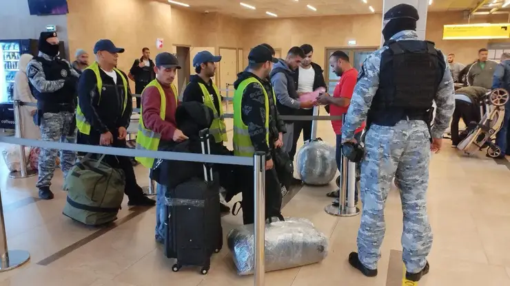 Красноярские приставы отправили домой два десятка нелегальных мигрантов