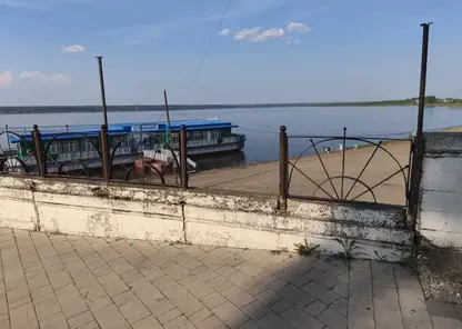 Опасная пропасть у детской площадки. На набережной Енисейска отсутствует пролёт ограждения