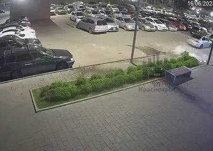 В Красноярске на ул. Свердловская мужчина выбрасывал вещи с 8-го этажа и повредил три автомобиля