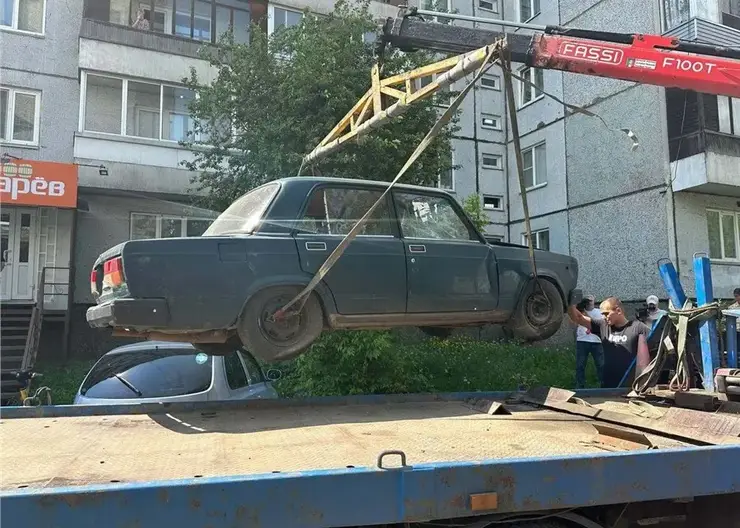 Брошенный автохлам массово эвакуировали из Советского района Красноярска