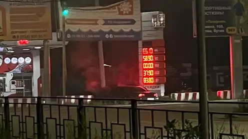 Ночная погоня в Чите: иномарка разбилась о бетонные блоки у АЗС