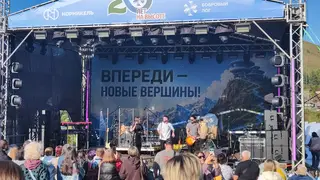 «Шумный праздник в горах»: сотни красноярцев отметили 20-летие Фанпарка «Бобровый лог» «Шумный праздник в горах»: сотни красноярцев отметили 20-летие Фанпарка «Бобровый лог»