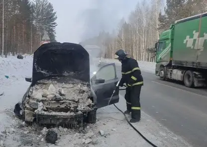 Автомобиль загорелся на трассе в Красноярском крае