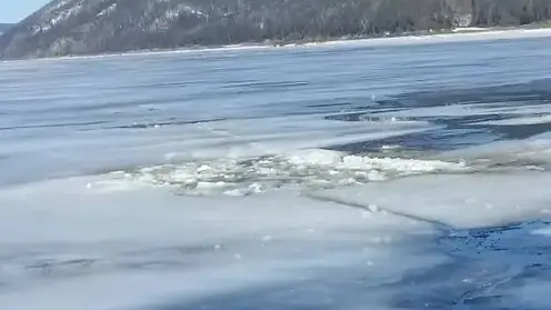 В Красноярском крае за неделю второй автомобиль провалился под лед: водитель успел выбраться