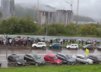 Ад на остановке: жители «Тихих Зорь» собрались в огромную очередь, чтобы уехать из района