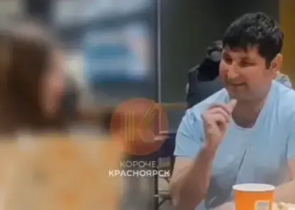 В Красноярске взрослый мужчина приставал к школьницам в кафе на Театральной площади