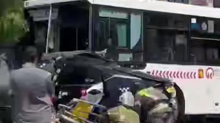 Автобус смял автомобиль такси в центре Красноярска