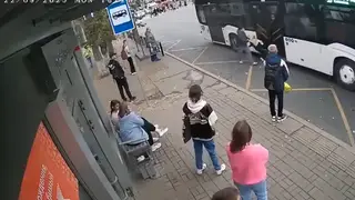 Водитель автобуса в Омске протащил ребенка по асфальту: видео инцидента