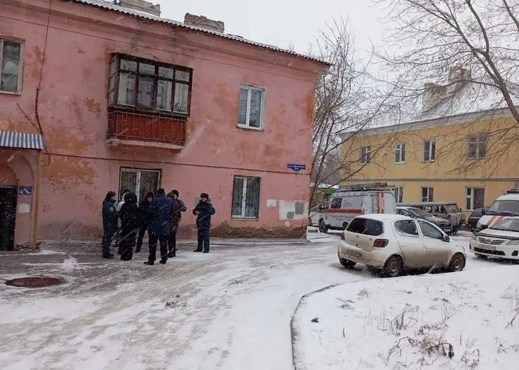 Из-за обрушившегося потолка красноярской двухэтажки приняли режим угрозы ЧС