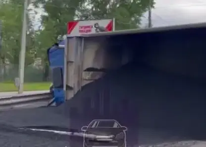 Грузовик с горячим асфальтом столкнулся с легковушкой на перекрестке Тельмана - Металлургов