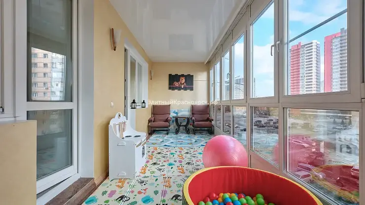 В Красноярске двухэтажную квартиру с игровой на Взлетке продают за 26,5 млн