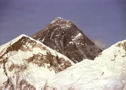 Гигантская пробка из альпинистов образовалась на Эвересте из-за обрушения льда (Видео)