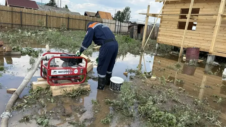 Спасатели продолжают борьбу с последствиями паводка в Емельяновском округе
