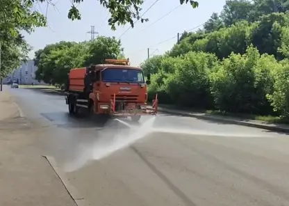 Красноярцам показали, как дорожники поливают асфальт в 30-градусную жару