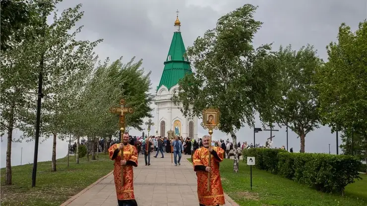 Крестный ход на левом берегу Красноярска в это воскресенье собрал сотни человек