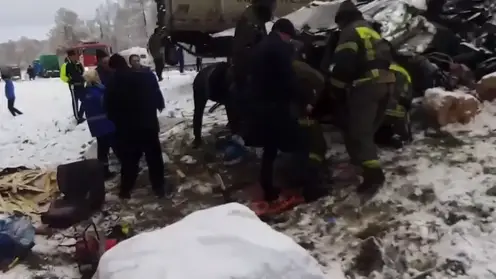 Четыре большегруза столкнулись на трассе в Иркутской области: два водителя погибли