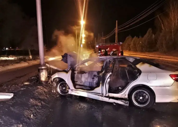 В Железногорске двое мужчин угнали автомобиль такси, попали в ДТП и чуть не сгорели