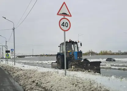 Омск накрыло снегом, 240 рабочих вышли на уборку