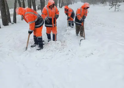 Более 100 рабочих убирали улицы Красноярска в снег и метель 8 марта