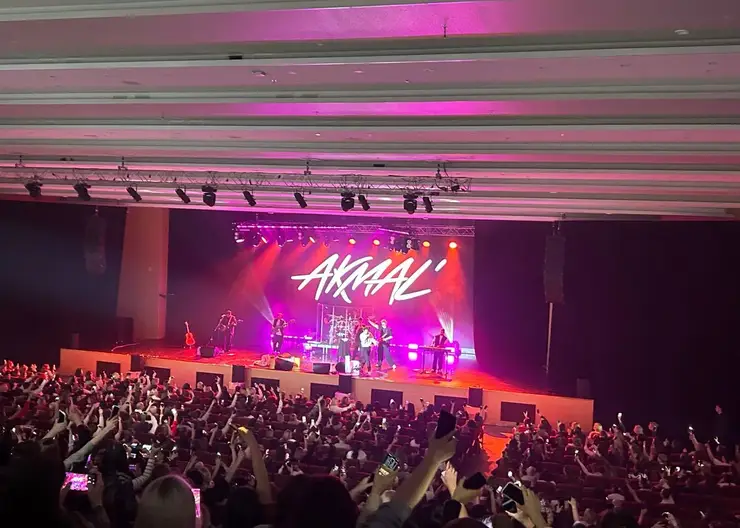 «Красноярск — это любовь»: Akmal’ дал два сольных концерта в Красноярске и собрал полные залы