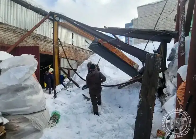 Крыша пункта приема макулатуры обрушилась на мужчину в Томске