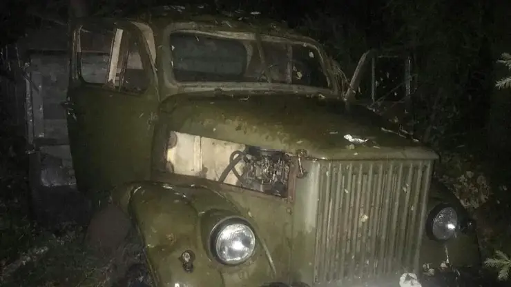 Один ребенок погиб, еще двое сильно пострадали в ДТП в Хакасии. Грузовик улетел в кювет и перевернулся