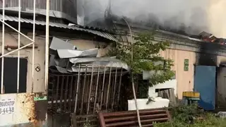 Вынесли из огня: пожарные спасли женщину из горящей квартиры в Красноярске Вынесли из огня: пожарные спасли женщину из горящей квартиры в Красноярске