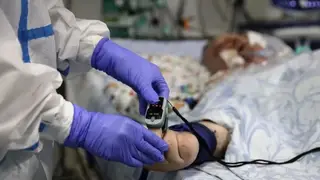 Средняя зарплата врачей по стране в 2025 году составила почти 150 тысяч рублей