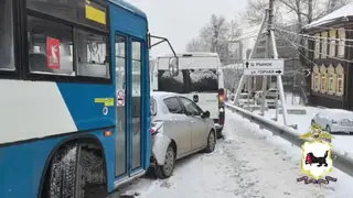 В Иркутске крупное ДТП парализовало движение на Байкальской: столкнулись 5 машин и 4 автобуса