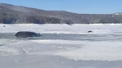 Машина провалилась под лед на Красноярском водохранилище