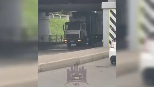 В Красноярске водитель фуры не учел габаритов и застрял под мостом