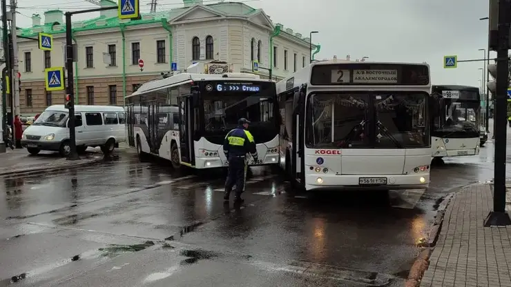 «Ни дня без затора». Центр Красноярска встал в пробку из-за ДТП с участием электробуса и автобуса