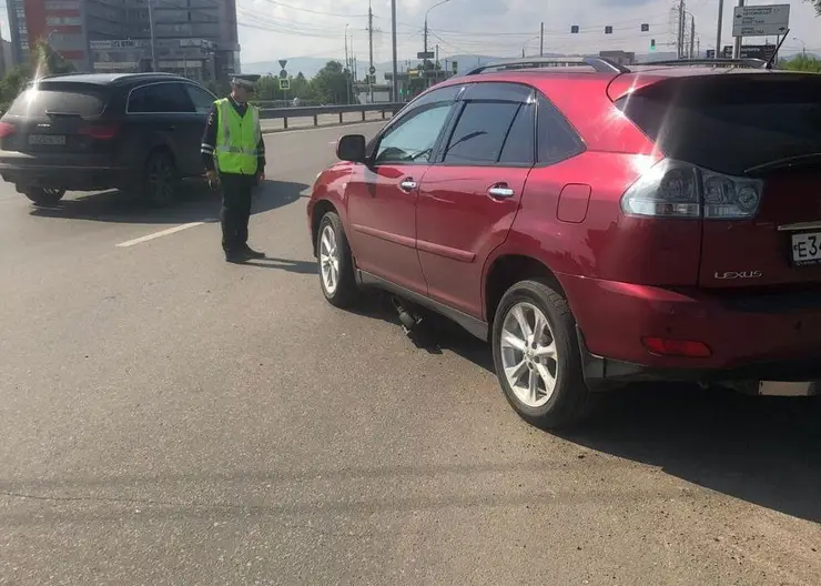 Женщина-водитель на Lexus сбила мужчину на электросамокате на улице Шахтеров