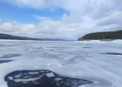 Автомобиль провалился под лед Красноярского водохранилища