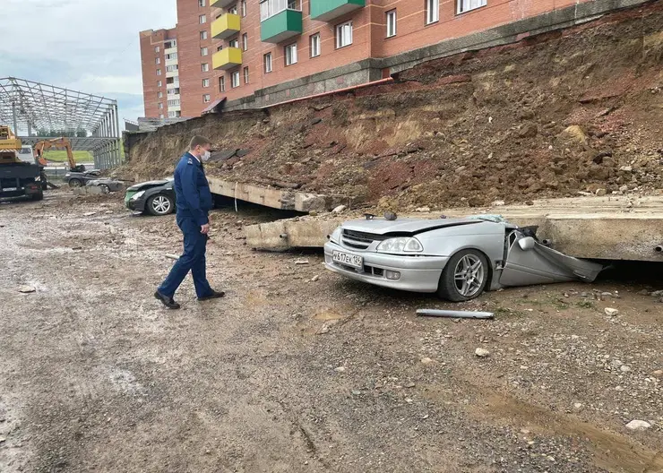Инспектора Стройнадзора обвинили в обрушении подпорной стены в Красноярске
