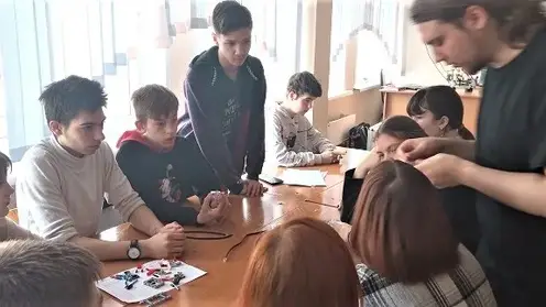 Две тысячи ампульниц для нужд бойцов СВО напечатали в спецмастерской студенты Университета Решетнева и красноярские школьники