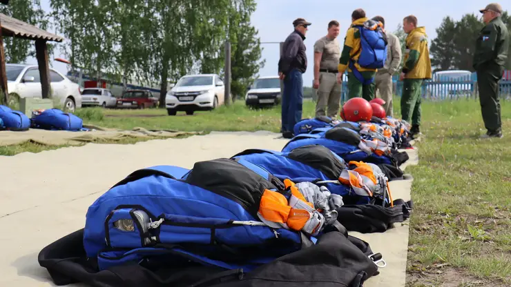 Лесной спецназ края испытал новые парашюты в небе над Тасеево