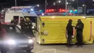 Скорая со срочным пациентом перевернулась в Кемерове Скорая со срочным пациентом перевернулась в Кемерове