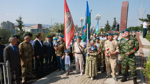 Более 700 красноярцев пришли на Поклонную гору почтить память десантников