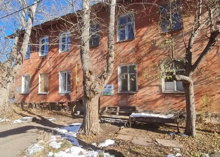 В Омске жители аварийных домов бросили питомцев при переезде