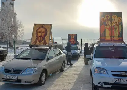 В Красноярске верующие совершили автомобильный крестный ход против короновируса