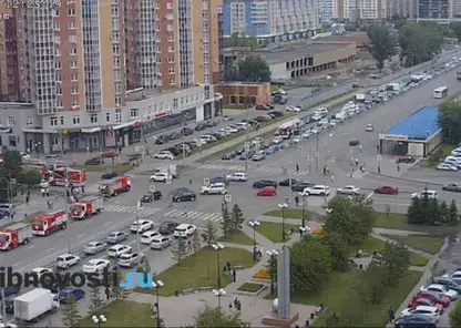 В Красноярске массово эвакуируют людей из здания Ванкора на 78-й Добровольческой Бригады. Рядом замечены десятки пожарных машин