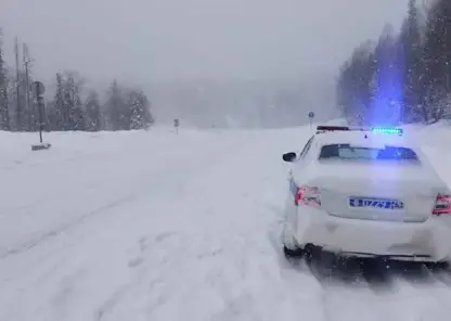 Очень снежно. ГИБДД просят красноярцев не ездить за город