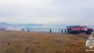 В Заиграевском районе Бурятии спасатели уже около суток тушат пожар