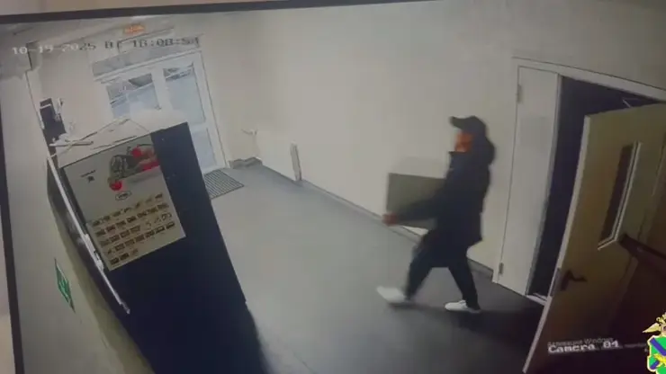 Во Владивостоке парень вынес сейф с деньгами из поликлиники и попался