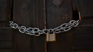 Житель Забайкалья посадил знакомого на цепь в попытке ограничить ему доступ к спиртному Житель Забайкалья посадил знакомого на цепь в попытке ограничить ему доступ к спиртному