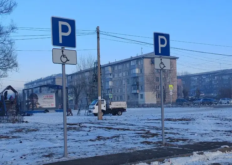 В Красноярске в Солонцах после жалобы жителей устанавливают ёлку