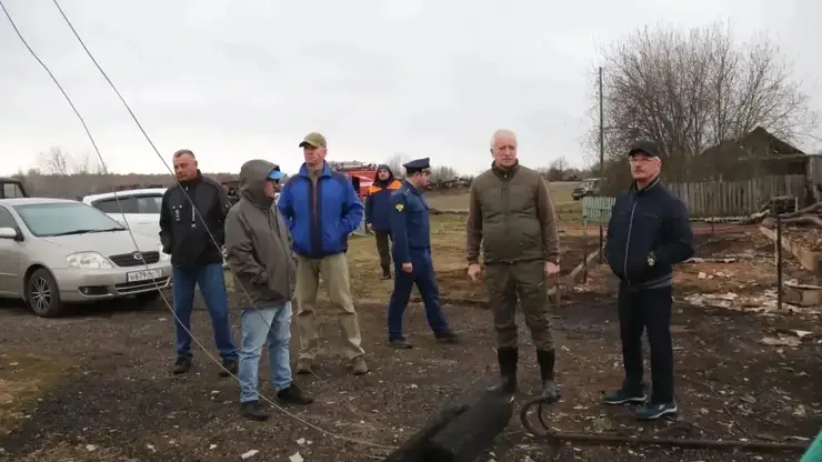 12 человек остались без жилья в томском селе Новоильинка, где огонь уничтожил дома