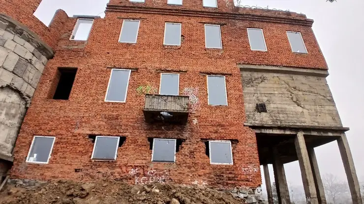 Житель Хабаровска предстанет перед судом за вовлечение дочери в опасную прогулку по заброшенному зданию